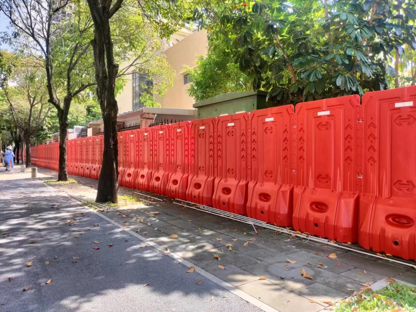 水馬圍擋使用規(guī)范：確保安全施工和交通秩序【旭東鋼構圍擋】