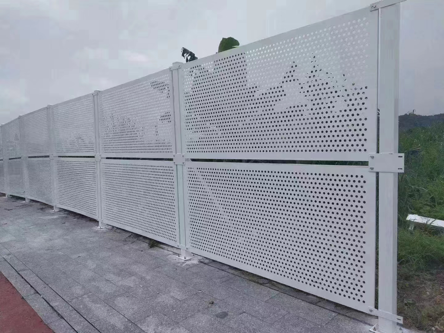 PVC工地圍擋耐用性探析：抗候、抗沖擊、抗化學品等優(yōu)勢【旭東鋼構圍擋】